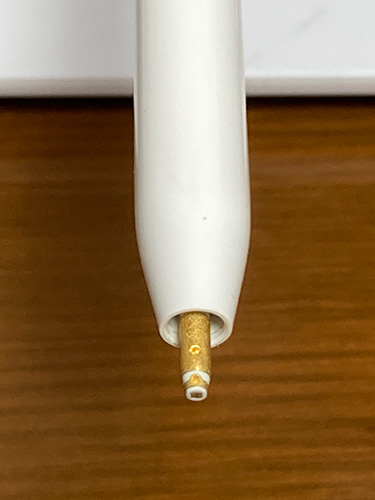 Apple Pencilのペン先を回して外す。
